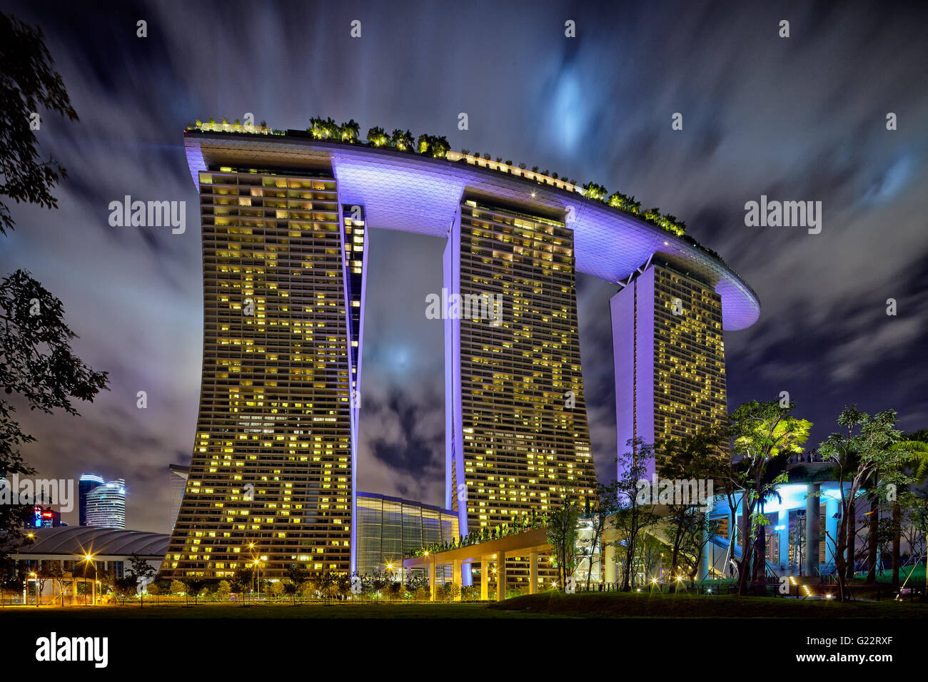 Äußere Nachtansicht des Marina Bay Sands von Gardens by the Bay, Marina Bay, Singapur am 22. Juli 2012. Stockfoto