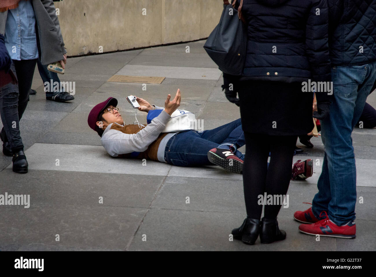 Crazy Fotograf, immer den besten Winkel durch liegen auf dem Boden mitten in Massen, Prager Burg, Prag, Tschechische Republik Stockfoto