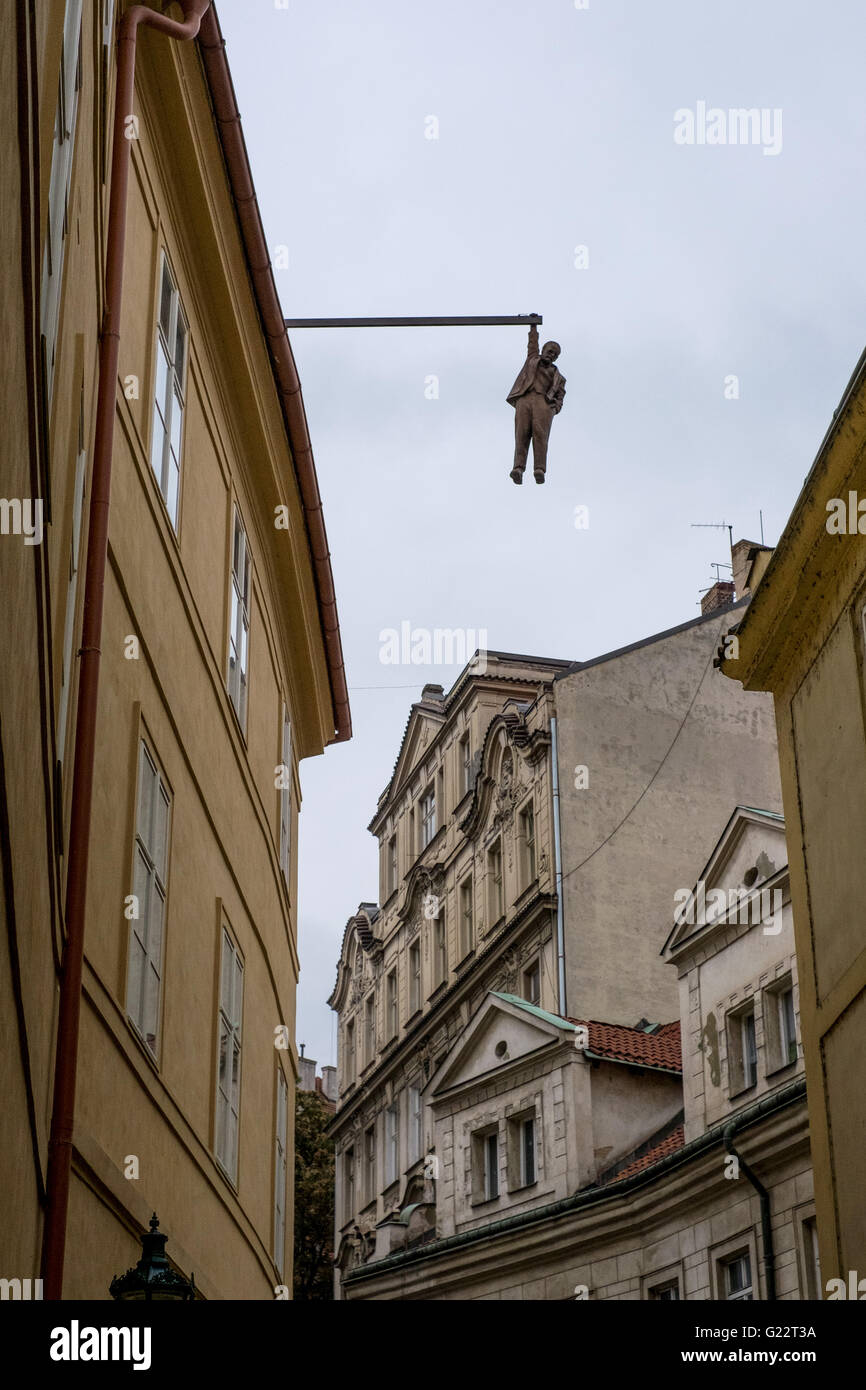 "Man hanging out" Skulptur von David Cerny. Prag, Tschechische Republik. Die Skulptur hängt hoch über den belebten Straßen von Prag. Stockfoto