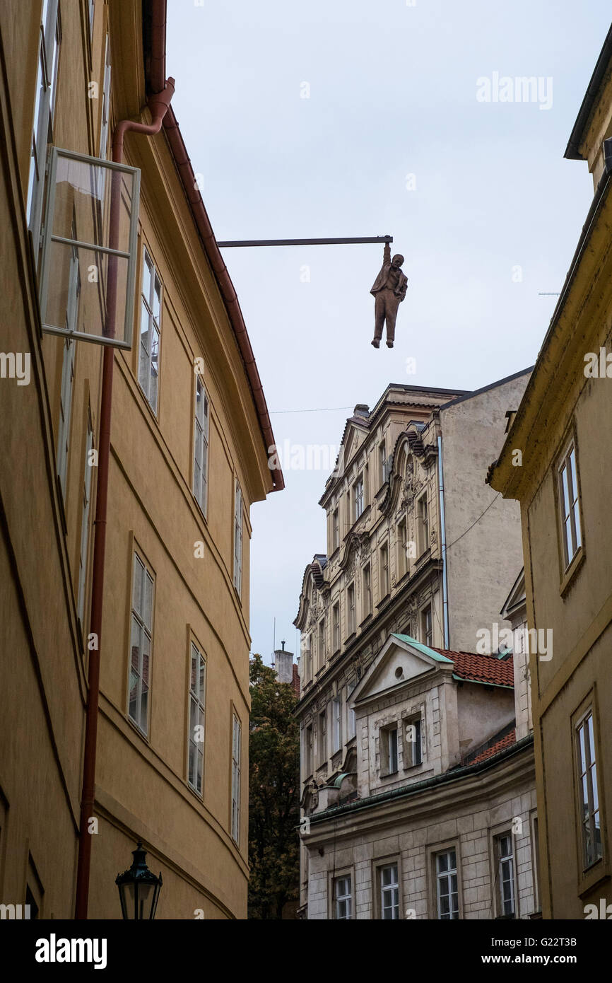 "Man hanging out" Skulptur von David Cerny. Prag, Tschechische Republik. Die Skulptur hängt hoch über den belebten Straßen von Prag. Stockfoto