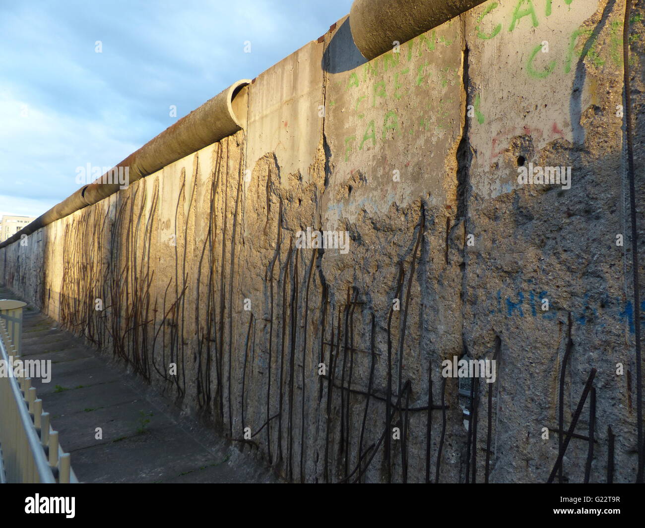 Berlin - Deutschland. Ursprünglichen Abschnitt der Berliner Mauer für Erinnerungen hinterließ zeigt strukturelle Erosion und Schäden Stockfoto