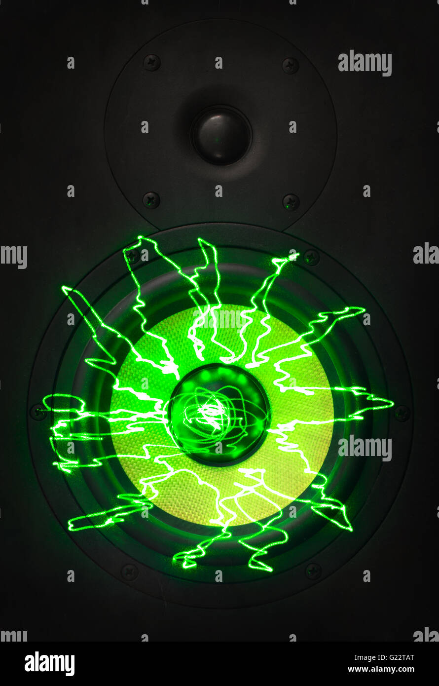 Musik-Monitor-Lautsprecher mit grünen Laserstrahlen. Stockfoto