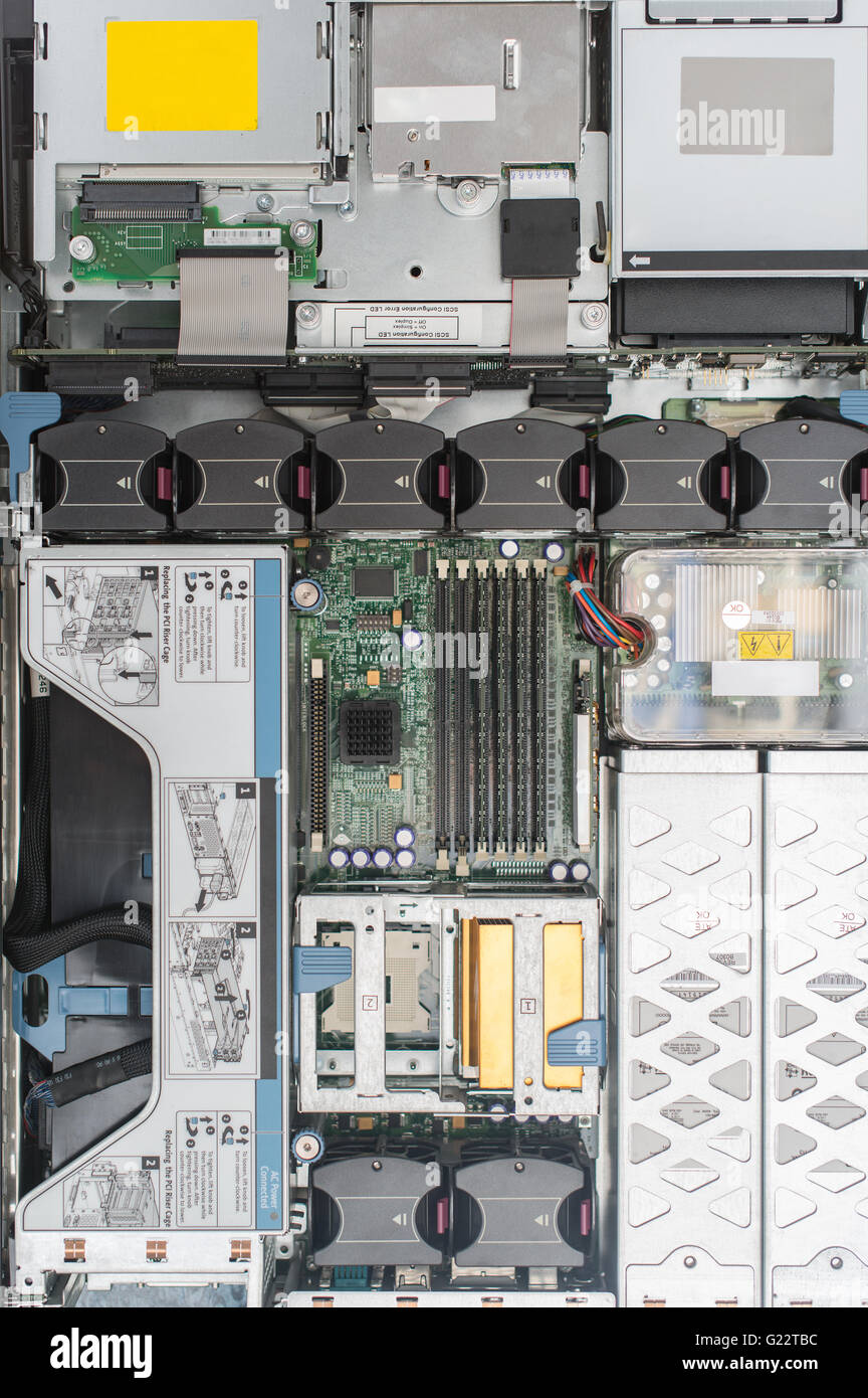 Draufsicht der Server-pc. Motherboard, CPU, Kühler Lüfter und Arbeitsspeicher (RAM). Stockfoto