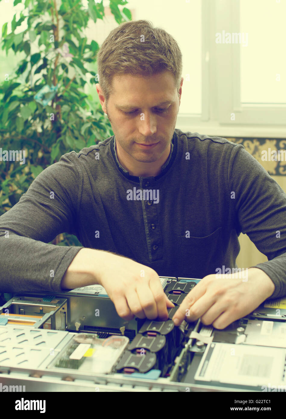 Fixing computer desk -Fotos und -Bildmaterial in hoher Auflösung – Alamy