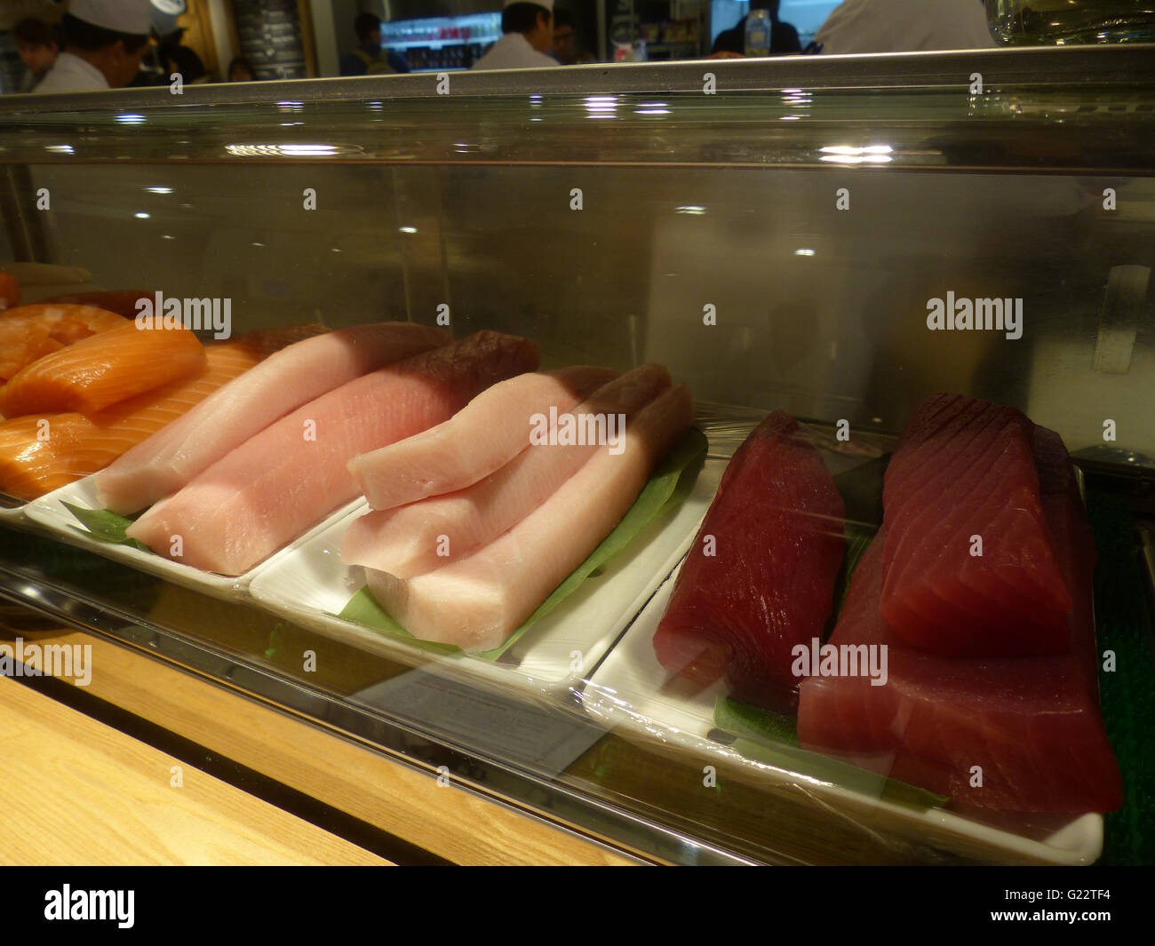 New York - USA. Chelsea Market. Verschiedener roher Fisch wie Lachs (ganz links) und Melodie (ganz rechts) ziehen Passer Freilose im Sushi re Stockfoto