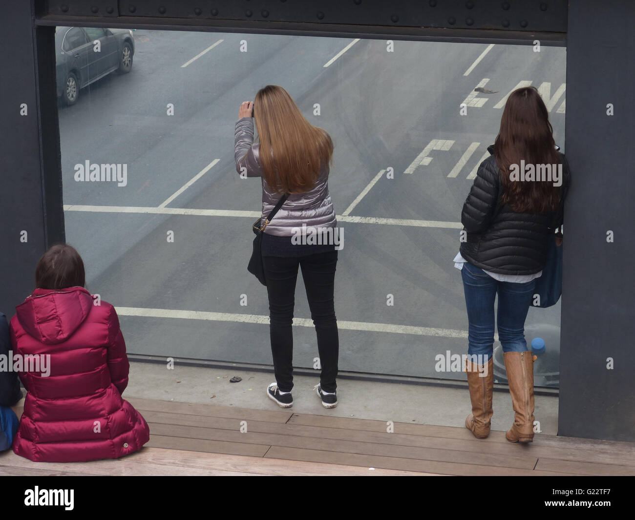 New York City - USA. Frau Fotos 10th Avenue von High Line Stockfoto