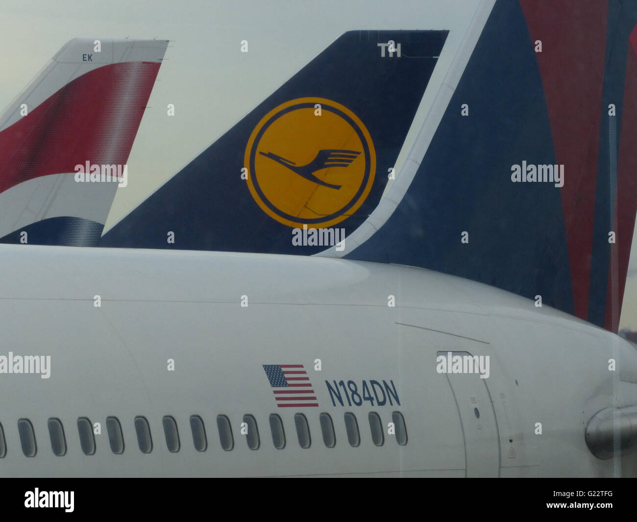 Newark Airport - New Jersey. BA und Lufthansa 747 Flugzeuge beim boarding Stockfoto