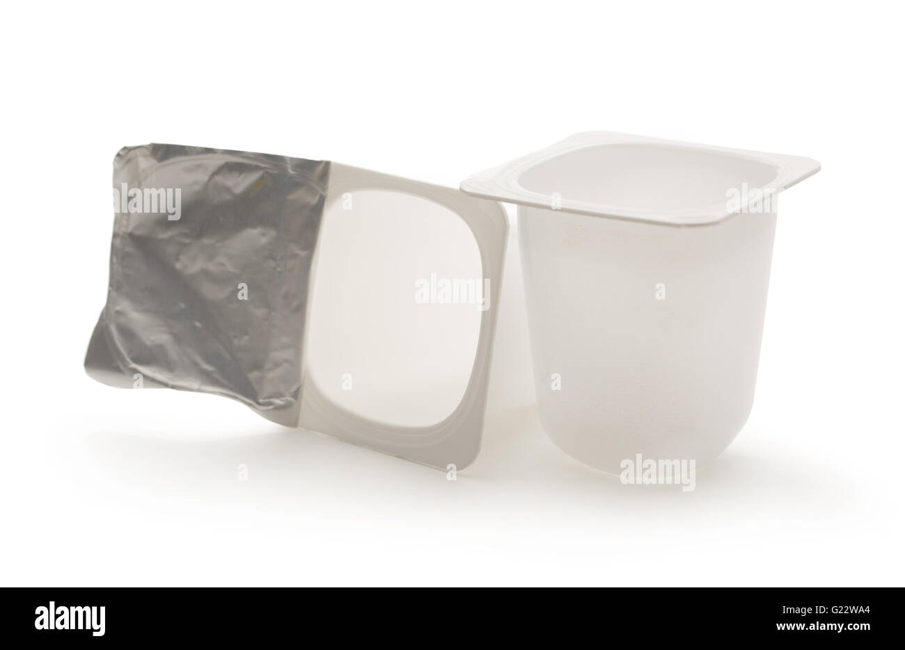 Leere zerkleinert Kunststoff Joghurtbecher auf weiß Stockfoto