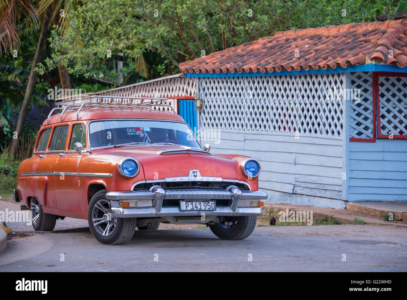 VINALES, Kuba - APRIL 20: Alte amerikanische Oldtimer in einer Straße, im April 20,2016 in Vinales Stockfoto
