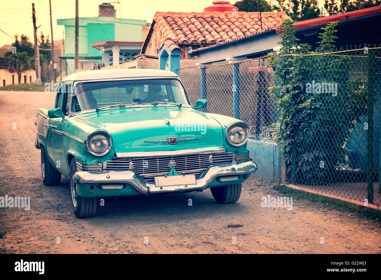 Alte amerikanische Oldtimer in einer Straße von Vinales, Kuba Stockfoto