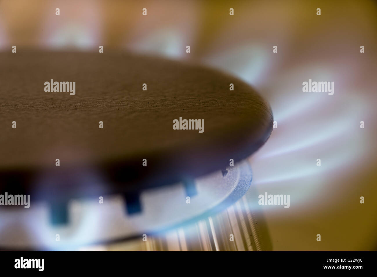 Nahaufnahme der Gasflamme auf Gas-Kochfeld Stockfoto