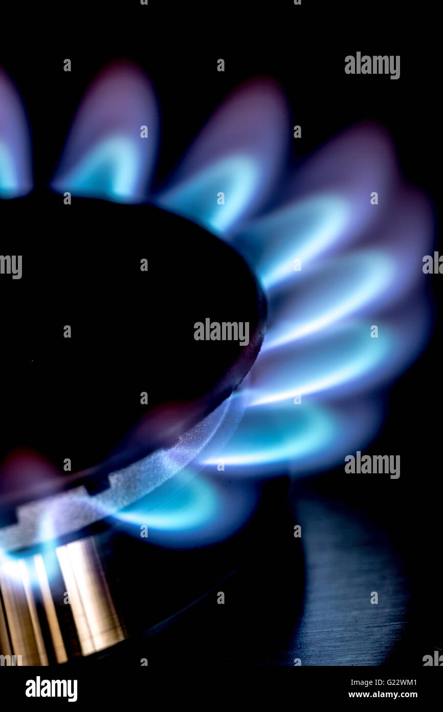 Ring auf Gasherd blauen Flamme brennen Stockfoto