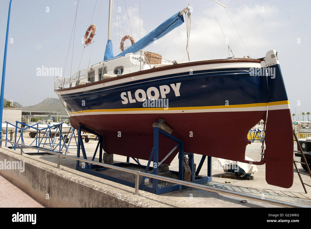 ein schönes Bild von einem blauen und roten Boot auf das Dock für die Wartung in Palma De Mallorca, Spanien, am Meer, Tourismus, Urlaub Stockfoto