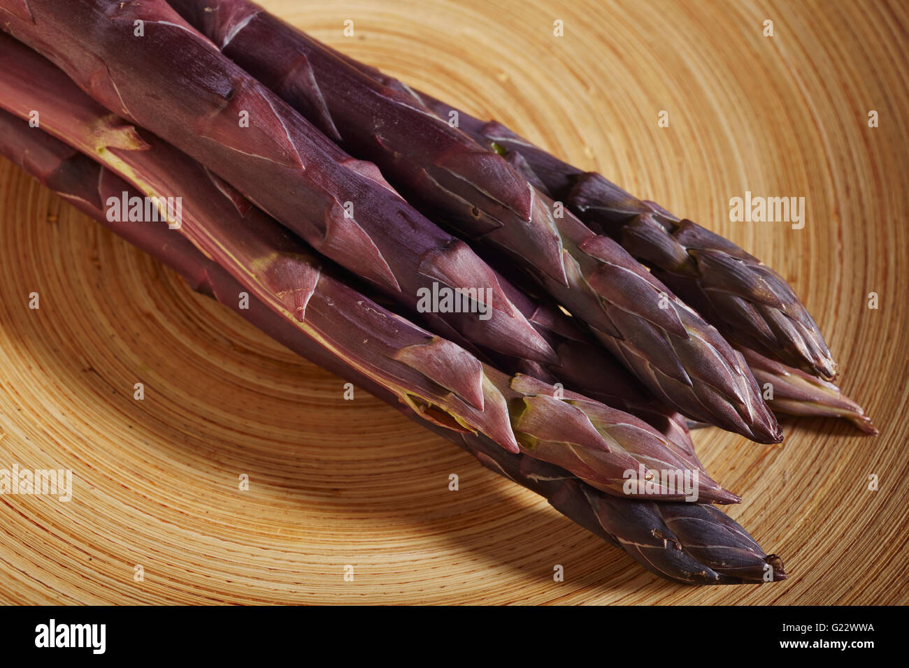 Stiele der frischen, violetten Spargel aus Pennsylvania, USA Stockfoto