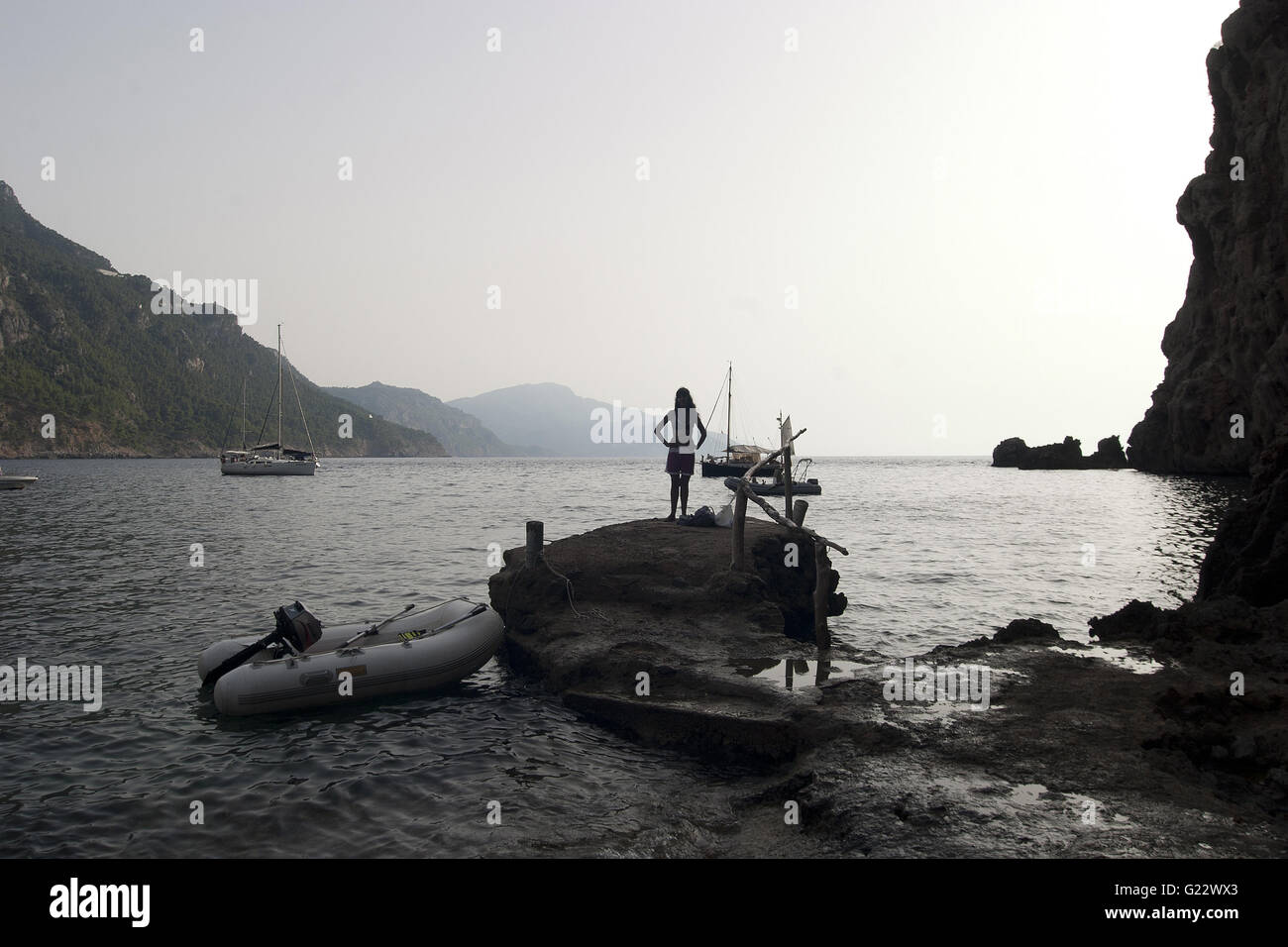 ein schönes Bild von felsige Bucht mit kleinen Hafenbecken im Vordergrund auf der Küste von Palma De Mallorca, Spanien, am Meer, Tourismus Stockfoto