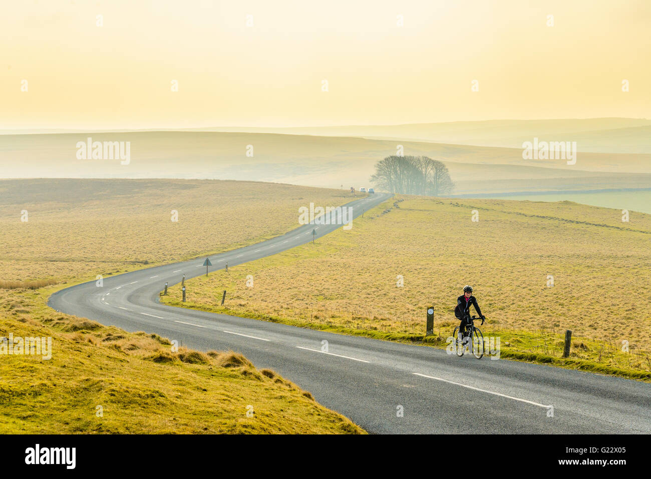 Radfahrer auf B6260 Straße nördlich von Orton in Cumbria Stockfoto