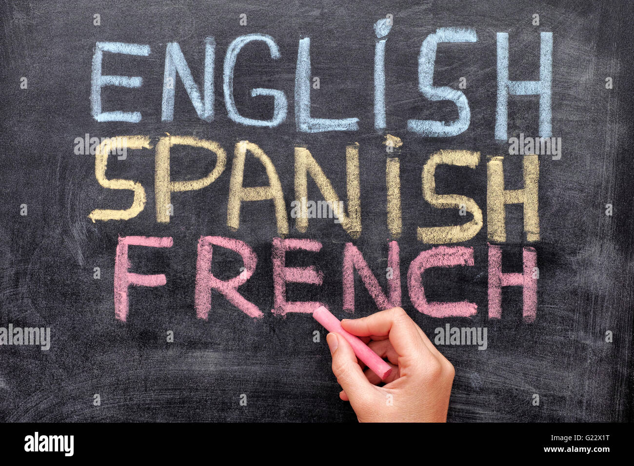 Wählen Sie Ihre Sprache. Handzeichnung Englisch, Spanisch, Französisch auf Tafel. Hautnah. Stockfoto