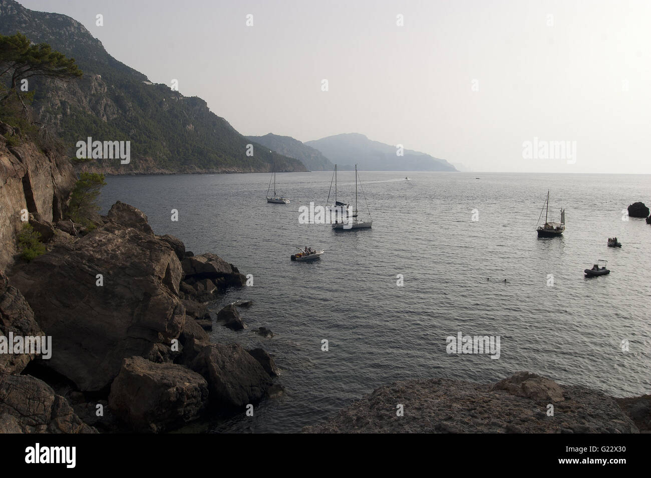 ein schönes Bild von felsige Bucht mit Booten an der Küste von Palma De Mallorca, Spanien, hegte, Meer, Tourismus, Urlaub Stockfoto