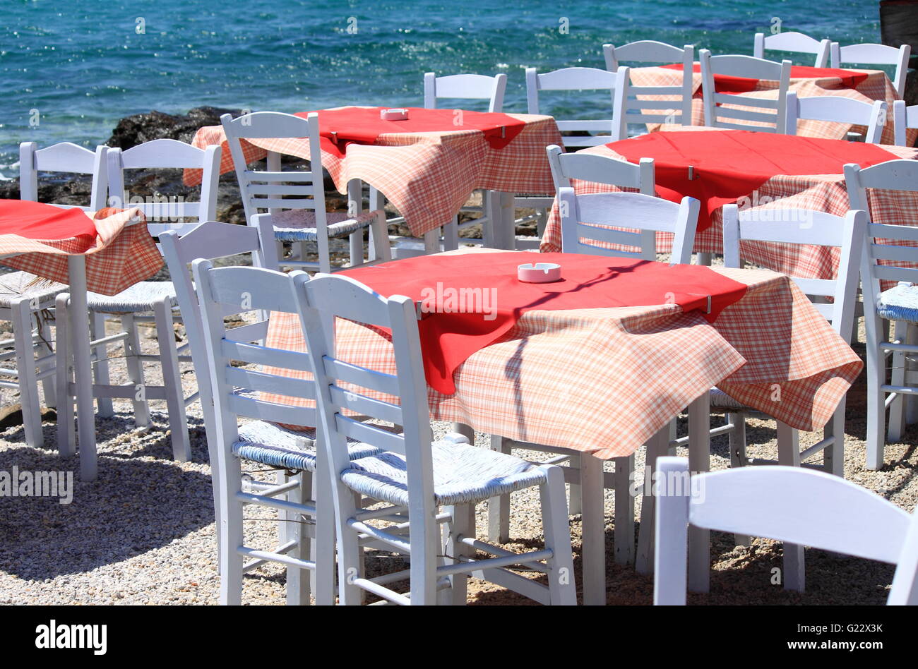 Typische mediterrane Restauranttische direkt am Meer Stockfoto