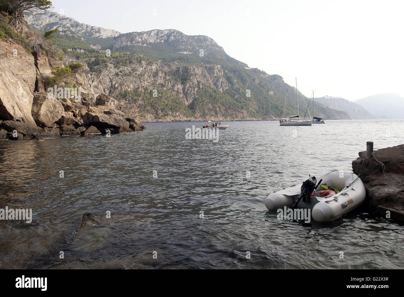 ein schönes Bild von felsige Bucht mit Booten an der Küste von Palma De Mallorca, Spanien, hegte, Meer, Tourismus, Urlaub Stockfoto