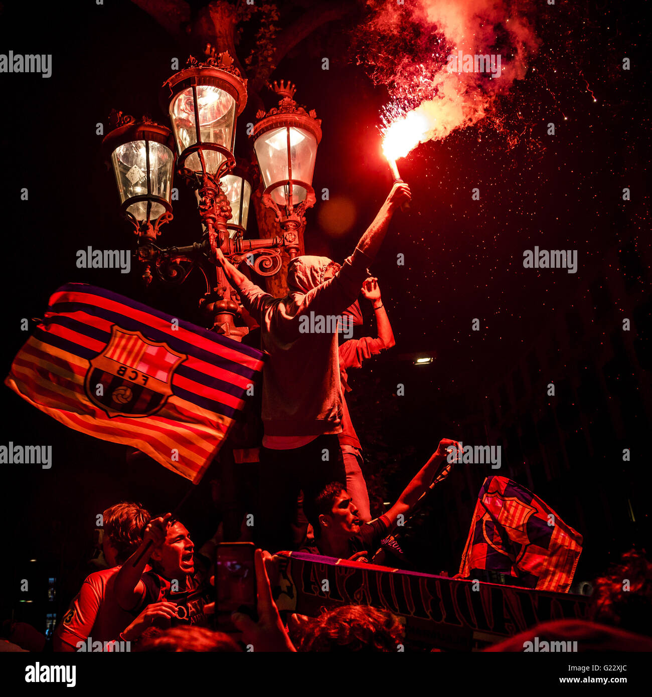 Barcelona, Katalonien, Spanien. 23. Mai 2016. Fans des FC Barcelona Parolen schreien, wie sie die Liga feiern und cup 2015/16 am Canaletes Brunnen an den Ramblas, der traditionelle Ort, um Trophäen zu feiern doppelten © Matthias Oesterle/ZUMA Draht/Alamy Live News Stockfoto