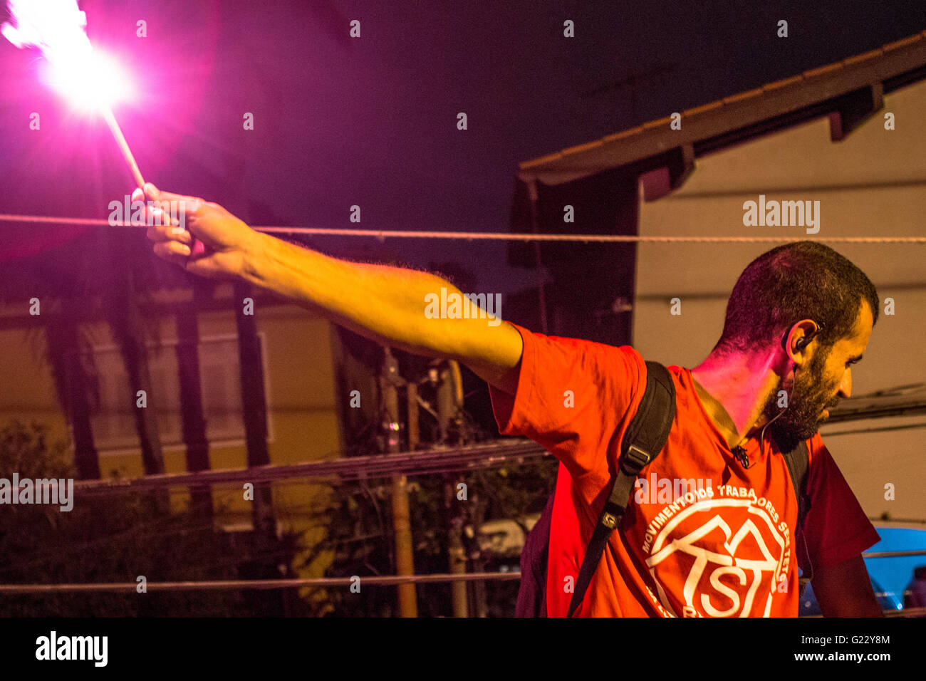Sao Paulo, Brasilien, 22. Mai 2016. Obdachlose Bewegung und Unterstützer des brasilianischen abgehängte Präsidentin Dilma Rousseff protestieren gegen Präsident Michel Temer, in Nachbarschaft Pinheiros, westlich von Sao Paulo, handeln Rousseff ausgesetzt wurde, aus dem Amt vor einer Anklage Prozess wegen der Feinabstimmung Haushaltsdaten, sie sehen besser aus als sie Wiederwahl im Jahr 2014 versuchten zu machen. Bildnachweis: Alf Ribeiro/Alamy Live-Nachrichten Stockfoto