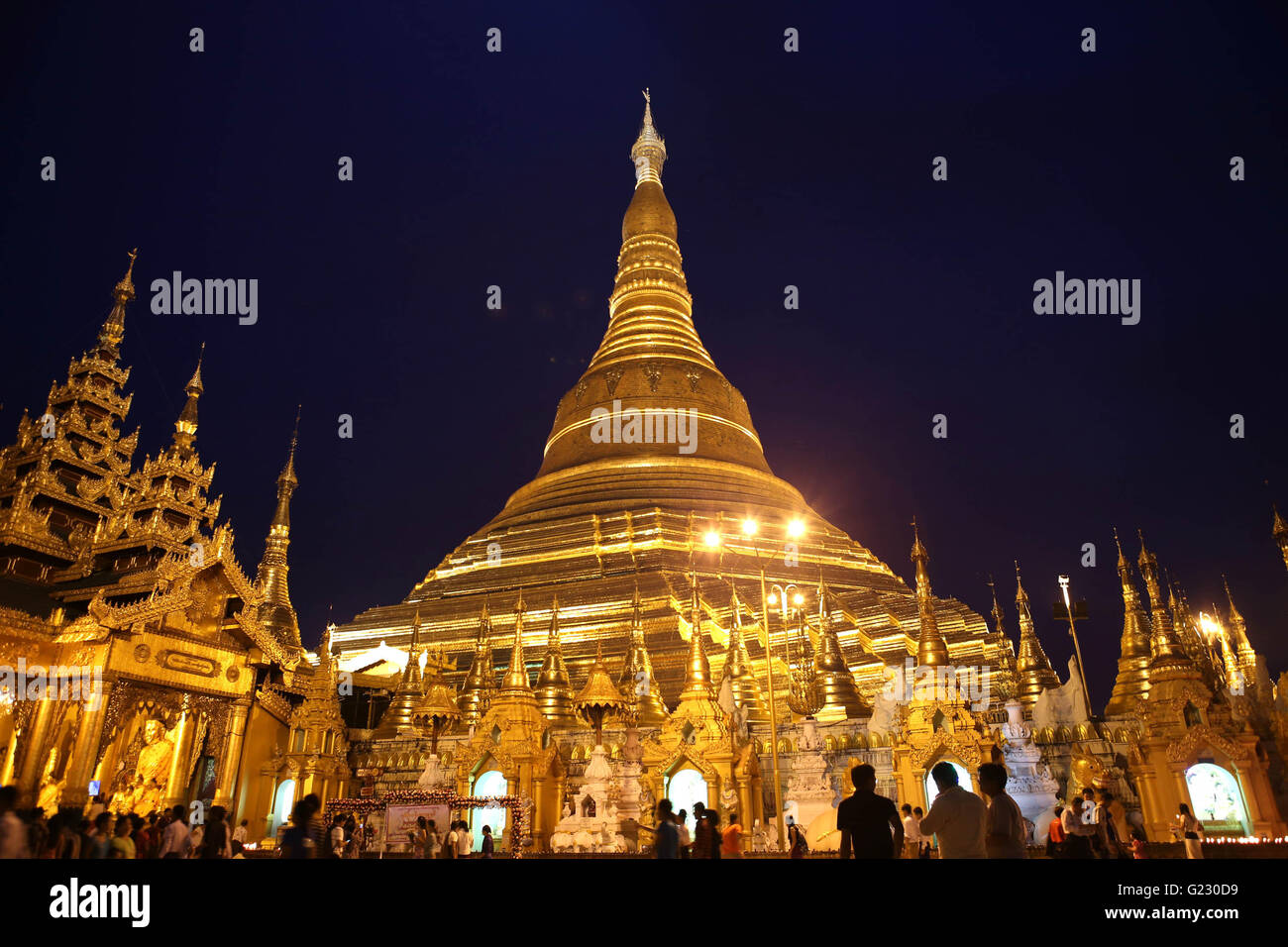 Yangon, Myanmar. 22. Mai 2016. Menschen besuchen die Shwedagon-Pagode in Yangon, Myanmar, 22. Mai 2016. Die Shwedagon-Pagode ist durch seine besten Repository in Myanmar Erbe, Architektur, Skulptur und Kunst gekennzeichnet. Es bietet Platz für Hunderte von bunten Tempel, Stupas und Statuen, die die architektonische Ära von fast 2.500 Jahren widerspiegeln. © U Aung/Xinhua/Alamy Live-Nachrichten Stockfoto
