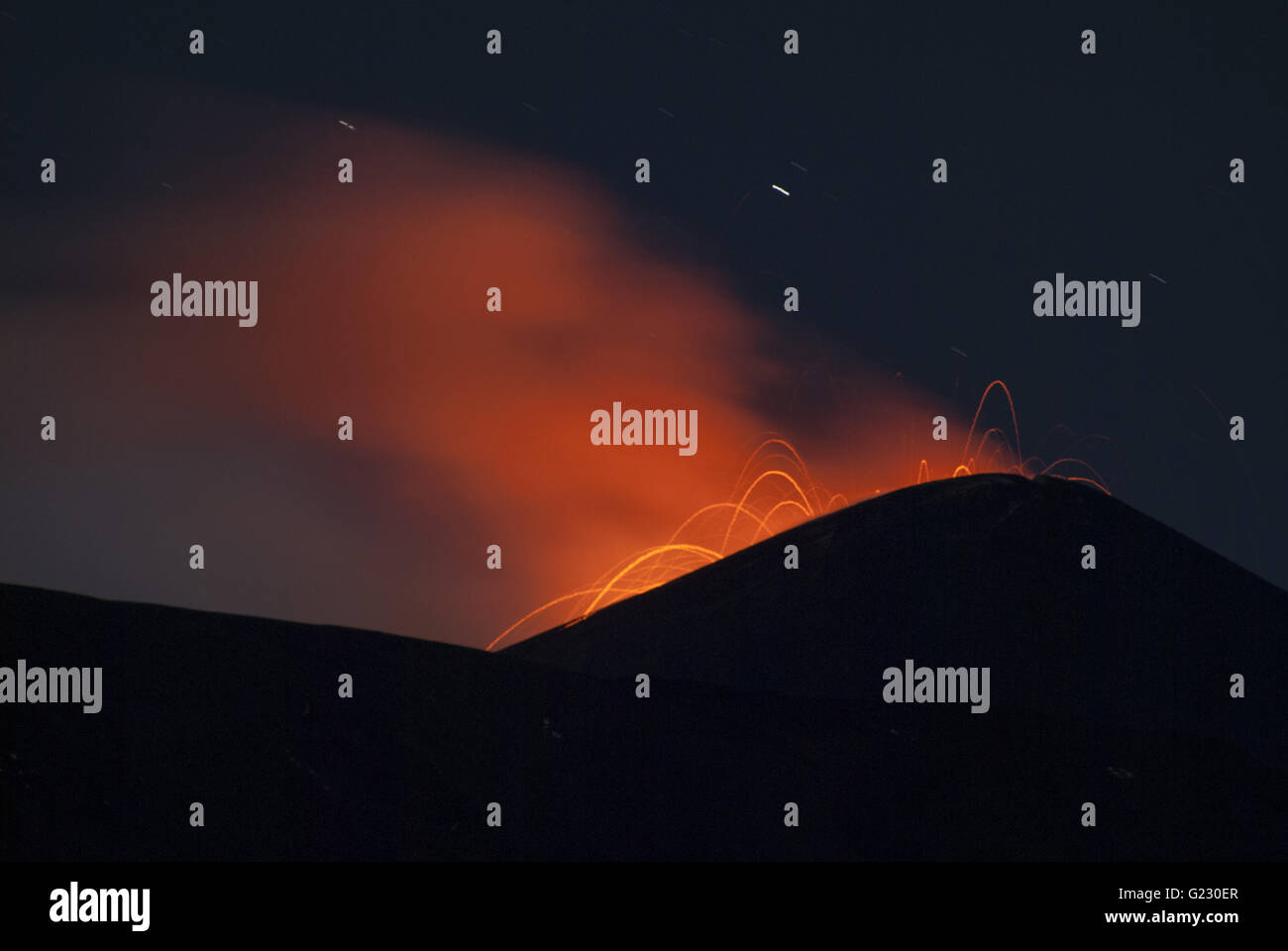 Sizilien, Italien. 23. Mai 2016. Eruptive Aktivität des Vulkans Ätna mit die strombolianische Aktivität weiter an der Nord-Ost-Krater. Bildnachweis: ASP/Alamy Live-Nachrichten Stockfoto