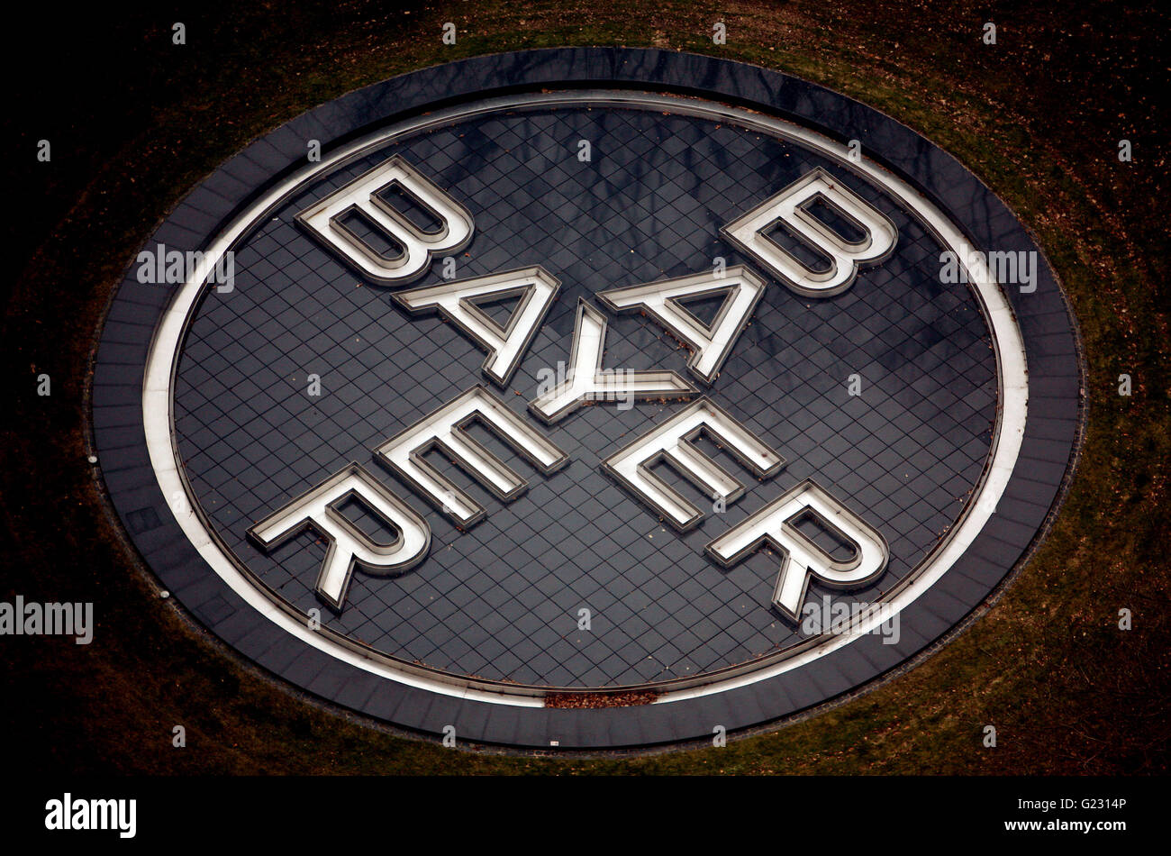 Das Bild zeigt das Bayer-Kreuz auf die Gesellschaft? s Räumlichkeiten am Chemiepark in Leverkusen, Deutschland, 3. Februar 2009. Foto: Oliver Berg | weltweite Nutzung Stockfoto