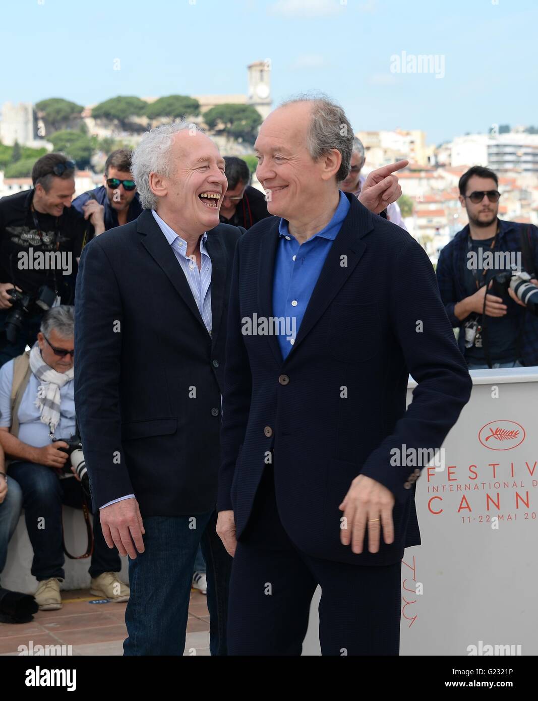 2850516 05/18/2016 belgischen Regisseure Jean-Pierre Dardenne, links, und Luc Dardenne während des Telefonats Foto für den Film La Fille Inconnue bei der 69. Filmfestspielen von Cannes. Ekaterina Chesnokova/Sputnik | / picture Alliance Stockfoto