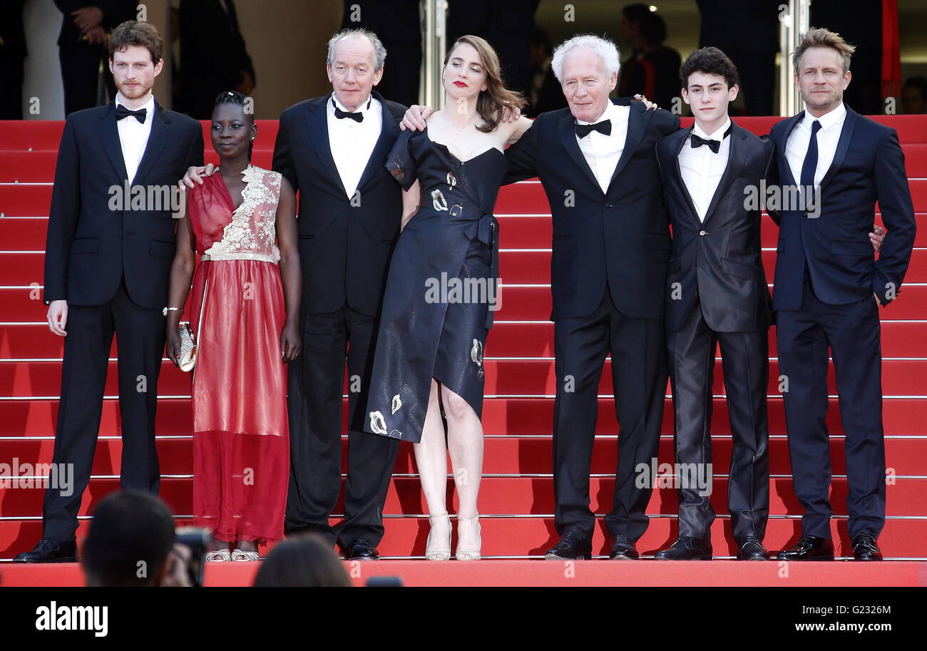 epa05315214 (L-R) belgischen Schauspieler Olivier Bonnaud, Burkina Faso Schauspielerin Nadege Ouedraogo, belgische Regisseur Luc Dardenne, französische Schauspielerin Adele Haenel, belgische Regisseur Jean-Pierre Dardenne, belgischer Schauspieler Louka Minnella und belgischen Schauspieler Jeremie Renier für das Screening von "La Fille Inconnue" (das unbekannte Mädchen) während der 69. jährliche Cannes Filmfestspiele in Cannes, Frankreich, 18. Mai 2016 kommen. Der Film ist im offiziellen Wettbewerb des Festivals präsentiert, die von 11 bis 22 Mai läuft. EPA/GUILLAUME HORCAJUELO | / picture Alliance Stockfoto