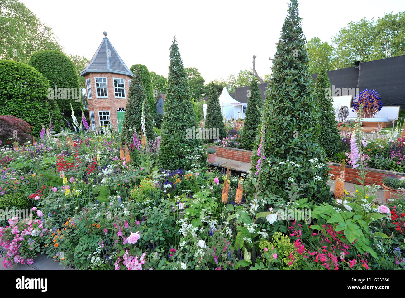 London, UK. 23. Mai 2016. Harrods britische Exzentriker Garten (entworfen von Diarmuid Gavin), eines der 17 wunderschöne und elegante Schaugärten auf dem Display an der RHS Chelsea Flower Show 2016 die eröffnet heute, London, UK. Bildnachweis: Michael Preston/Alamy Live-Nachrichten Stockfoto