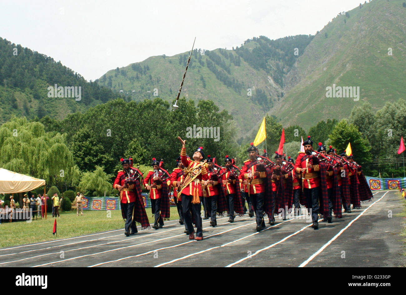 Srinagar, führt Indian verabreicht Kaschmir: 23 Mail A Jammu und Kaschmir-Polizei-Band während einer Parade vorbei-Out-Zeremonie in Sheeri Baramulla einige, 60 Kilometer (37 Meilen). Ca. 228 Polizisten haben Atraining Sitzung im Umgang mit nicht-tödlichen Waffen für die Kontrolle der Straße Proteste in Kaschmir abgeschlossen.  Bildnachweis: Sofi Suhail/Alamy Live-Nachrichten Stockfoto