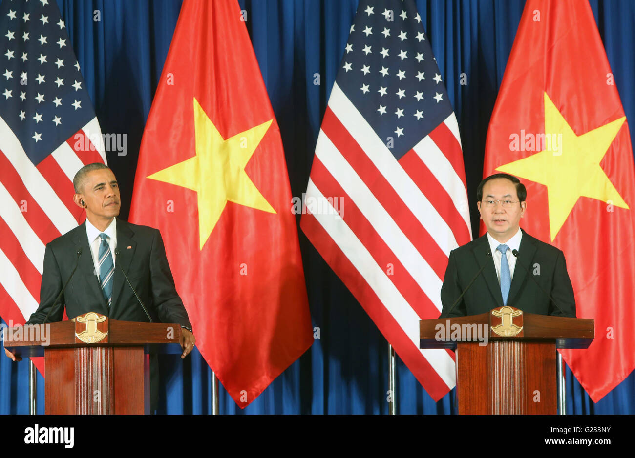 Hanoi, Vietnam. 23. Mai 2016. Vietnamese President Tran Dai Quang (R) und Präsident der Vereinigten Staaten Barack Obama an eine Pressekonferenz in Hanoi, Vietnam, 23. Mai 2016 teilnehmen. Obama am Montag angekündigt, dass die Vereinigten Staaten eine jahrzehntelange Waffenembargo gegen Vietnam heben wird. Bildnachweis: VNA/Xinhua/Alamy Live-Nachrichten Stockfoto