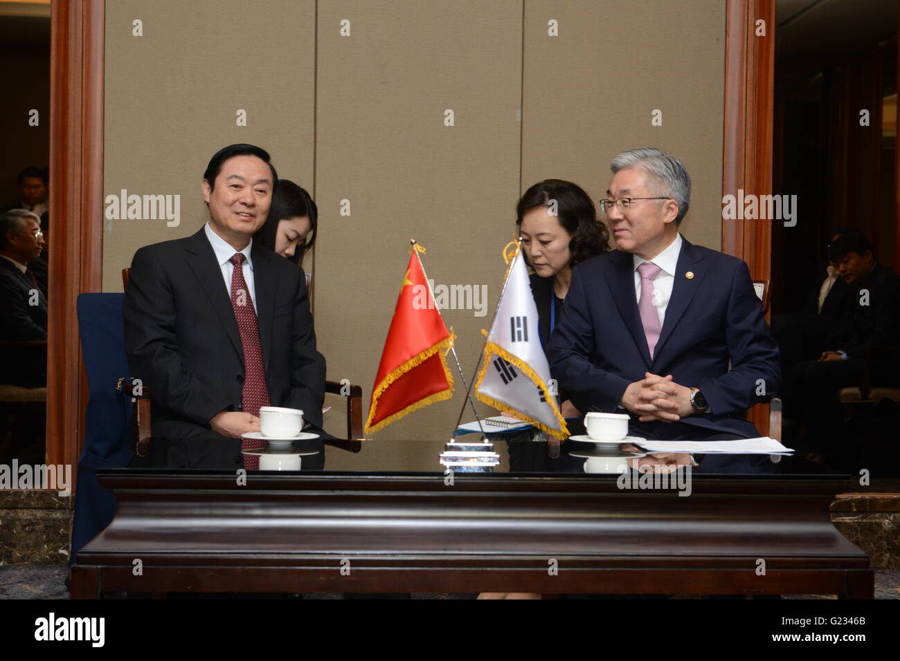 (160523)--SEOUL, 23. Mai 2016 (Xinhua)--Liu Qibao (L, vorn), Leiter der Abteilung Öffentlichkeitsarbeit des Zentralkomitees der kommunistischen Partei von China (CPC), trifft sich mit südkoreanischen Kultur, Sport und Tourismus-Minister Kim Jong-deok (R, vorne) in Seoul, Südkorea, 23. Mai 2016.  (Xinhua/Qin Qing) Stockfoto