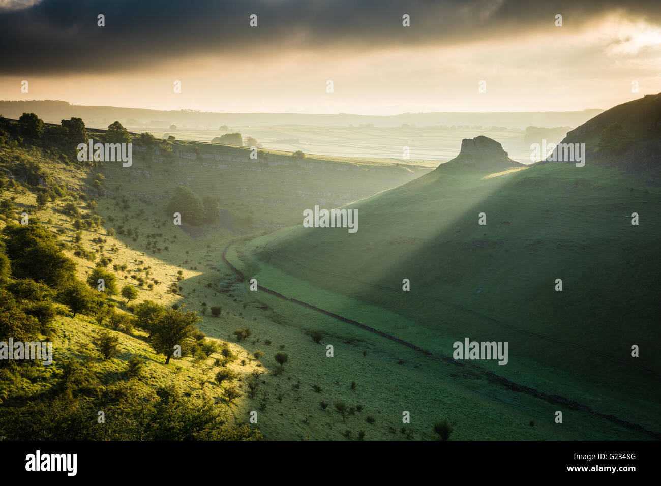 Cressbrook Dale, Peak District National Park. Derbyshire, Uk. 23. Mai 2016.  Uk-Wetter: Erste Licht Bricht Über Peter Stein Und Beleuchtet Die Ufern Des  Cressbrook Dale, Derbyshire. Einem Schönen Frühlingsmorgen In Den Peak