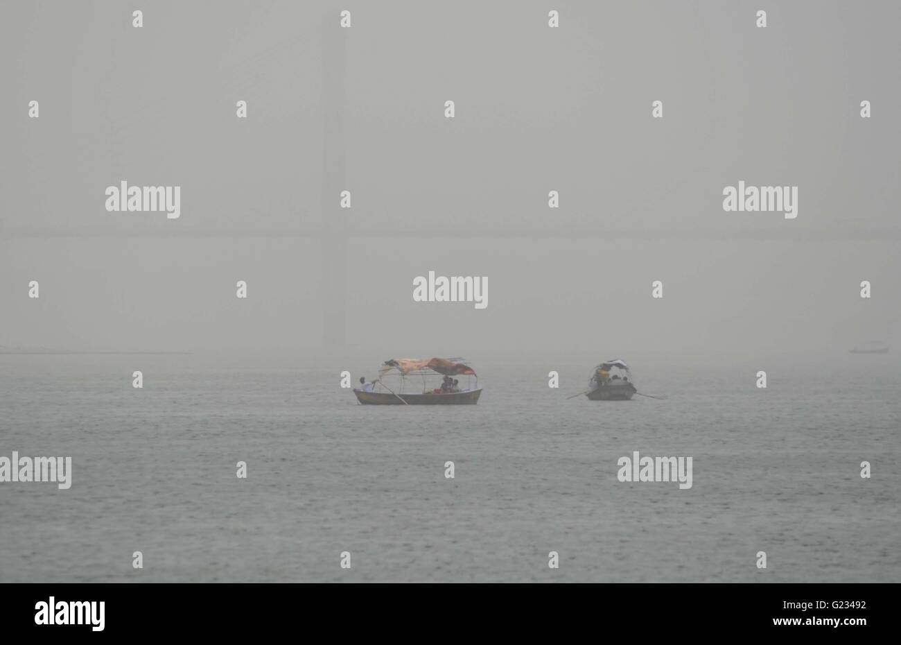 Allahabad, Uttar Pradesh, Indien. 23. Mai 2016. Allahabad: Bootsmann paddeln Sie ihr Boot durch Duststorm an Sangam in Allahabad auf 23.05.2016. Foto von Prabhat Kumar Verma © Prabhat Kumar Verma/ZUMA Draht/Alamy Live News Stockfoto