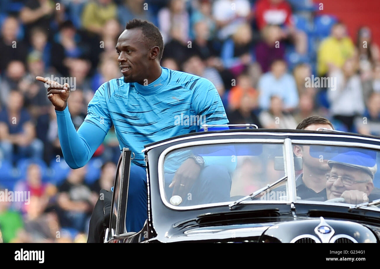 Jamaikanischer Sprinter Usain Bolt in einem historischen Auto begrüßt Zuschauer während der Eröffnungsfeier der Golden Spike athletic Meeting in Ostrava, Tschechische Republik, Freitag, 20. Mai 2016. (Foto/Jaroslav Ozana CTK) Stockfoto