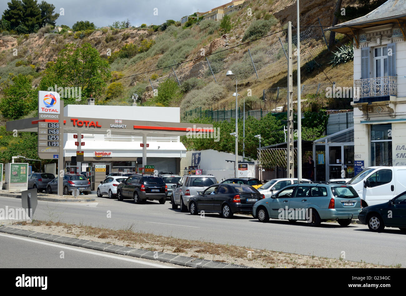 Marseille, Frankreich. 23. Mai 2016. Autofahrer-Warteschlange für Benzin in Frankreich. Streiks bei wichtigen Öl-Raffinerien in Frankreich, von Arbeitern gegen die Regierung Arbeitsmarktreformen, führten zu Benzin Engpässe, Panik und umfangreiche Schlangen an den Tankstellen. Bild fotografiert in Marseille, Frankreich. Bildnachweis: Chris Hellier/Alamy Live-Nachrichten Stockfoto