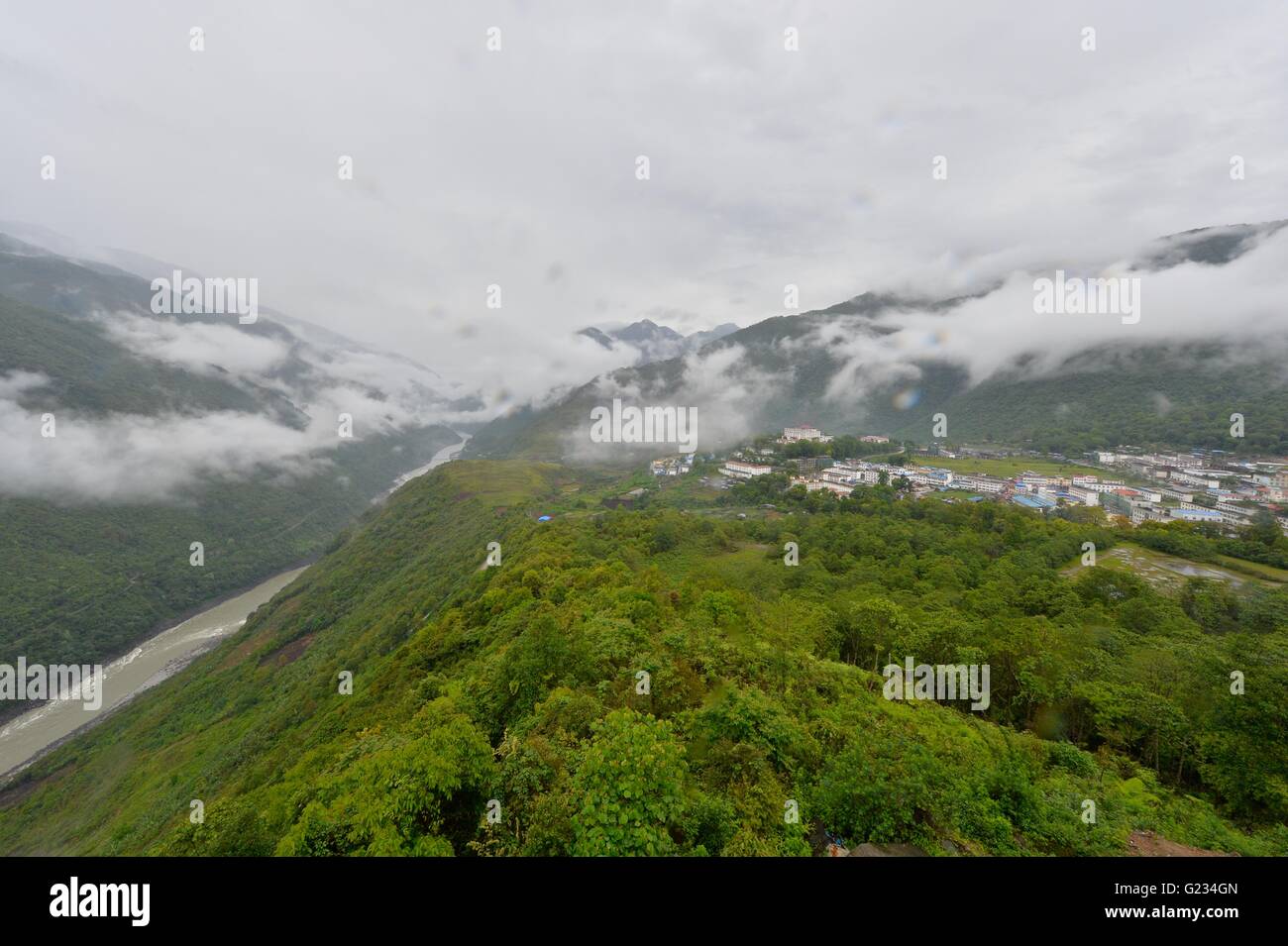 (160523)--LHASA, 23. Mai 2016 (Xinhua)--Foto am 12. Mai 2014 zeigt die Landschaft im Südwesten Chinas Tibet autonome Region Metok County. Die autonome Region markiert der 65. Jahrestag der friedlichen Befreiung am Montag.     (Xinhua/Purbu Zhaxi) (Angeles) Stockfoto