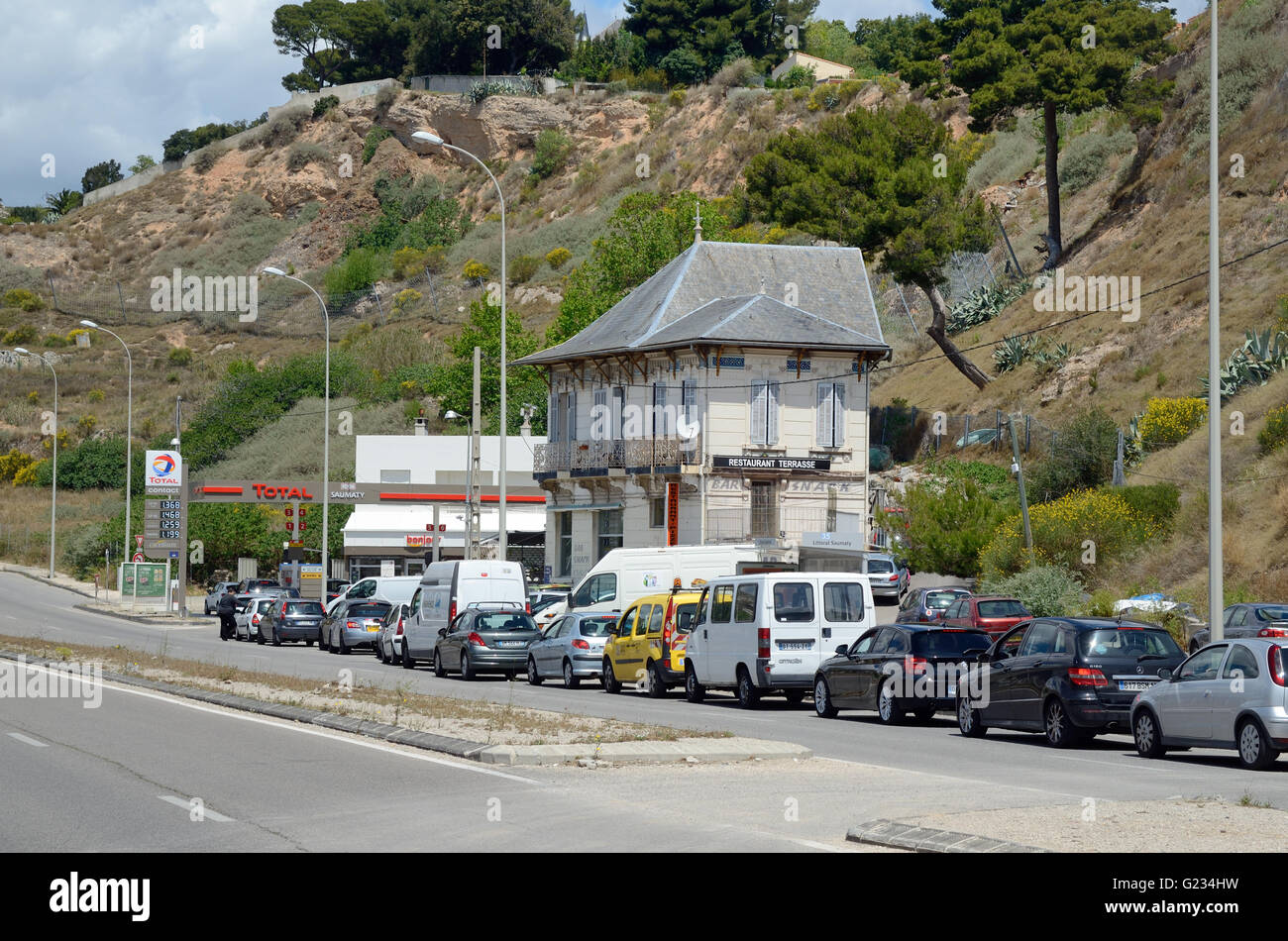 Marseille, Frankreich. 23. Mai 2016. Autofahrer-Warteschlange für Benzin in Frankreich. Streiks bei wichtigen Öl-Raffinerien in Frankreich, von Arbeitern gegen die Regierung Arbeitsmarktreformen, führten zu Benzin Engpässe, Panik und umfangreiche Schlangen an den Tankstellen. Bild fotografiert in Marseille, Frankreich. Bildnachweis: Chris Hellier/Alamy Live-Nachrichten Stockfoto