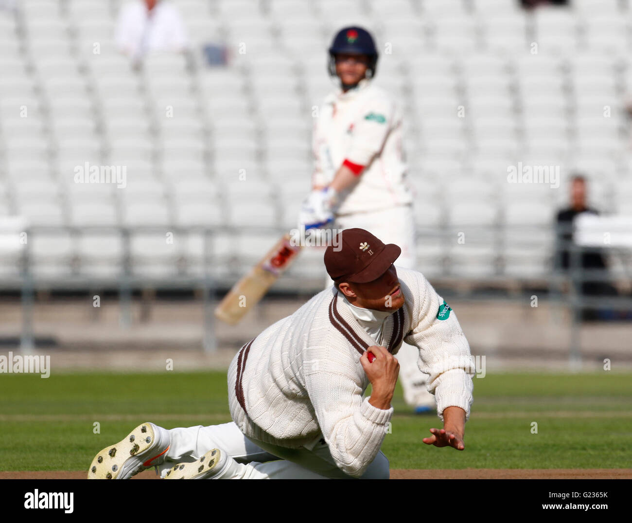 Old Trafford, Manchester, UK. 23. Mai 2016. Supersavers County Championship. Lancashire gegen Surrey. Lancashire Wicketwächter Alex Davies schaut zu, wie er durch Ersatz Fielder Matthew Dunn aus Bowling von Stuart Meaker gefangen ist. © Aktion Plus Sport/Alamy Live-Nachrichten Stockfoto
