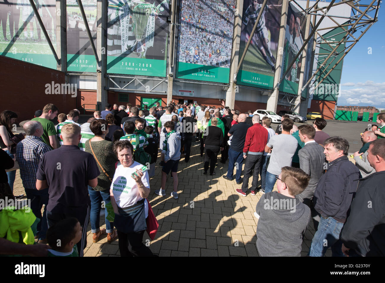 Brendan Rodgers wird von Massen von Celtic-Fans im Celtic Park, Glasgow, Schottland, UK begrüßt. 23. Mai 2016. Tausende von Fans versammelten sich im keltischen Stadium, den neuen Manager des Clubs begrüßen zu dürfen. Bildnachweis: Tony Clerkson/Alamy Live-Nachrichten Stockfoto