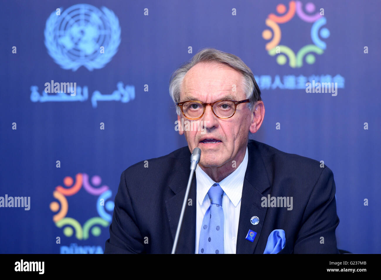 Istanbul. 23. Mai 2016. UN-Generalsekretär Jan Eliasson spricht zu den Reportern während einer Pressekonferenz Weltgipfel für humanitäre Hilfe in Istanbul, Türkei am 23. Mai 2016. Weltweit erstmals humanitären Gipfel bestimmt wird, um mehr über die Ursachen der Konflikte eher als Symptome für ihre Lösungen konzentrieren, sagte Generalsekretär Jan Eliasson am Montag. © Zhao Dingzhe/Xinhua/Alamy Live-Nachrichten Stockfoto