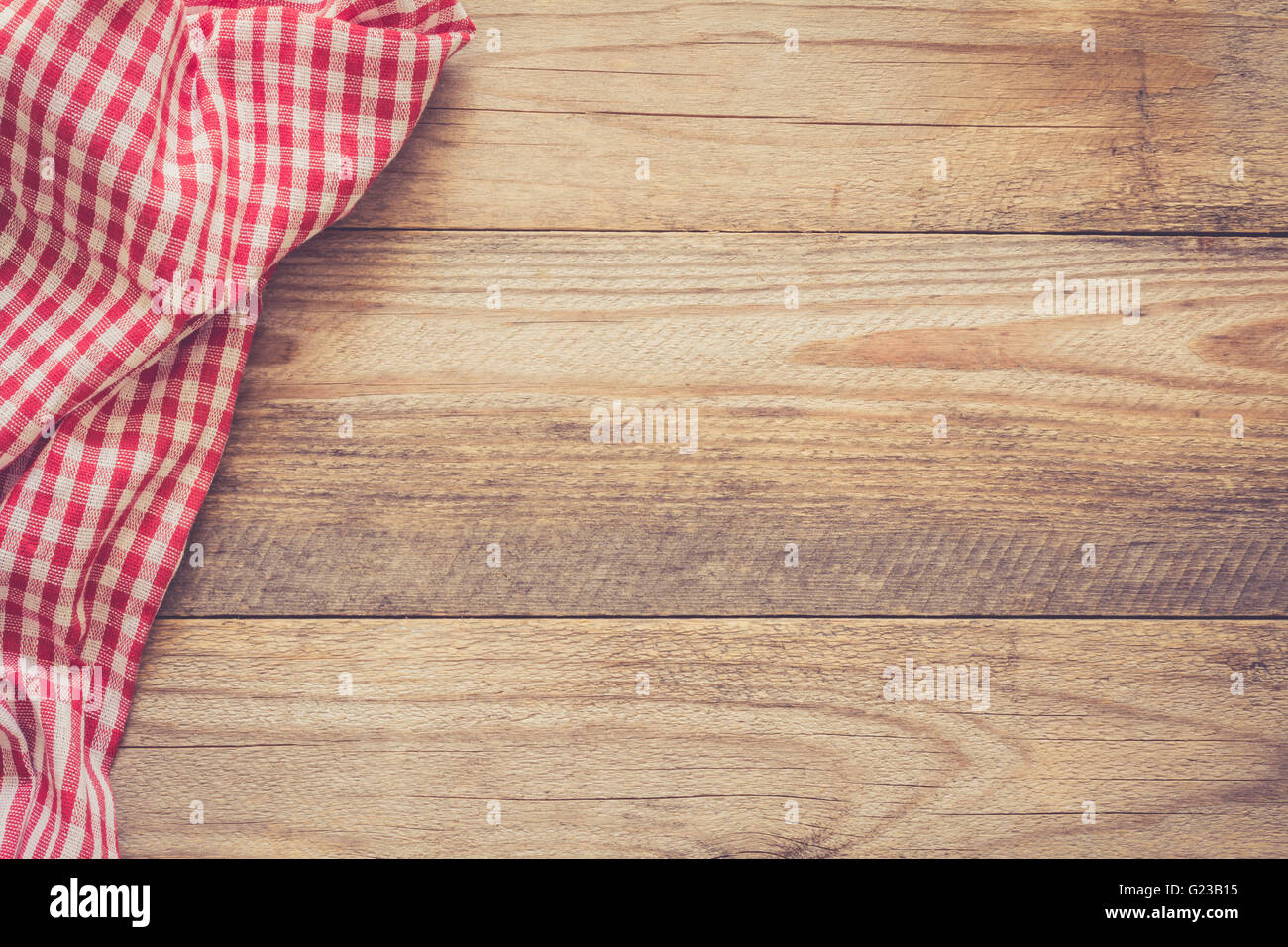 Hölzerne Hintergrund mit Textil. Kochen / Pizza hölzerne Tabelle Hintergrund mit roten und weißen Textil. Platz für Text kopieren Stockfoto