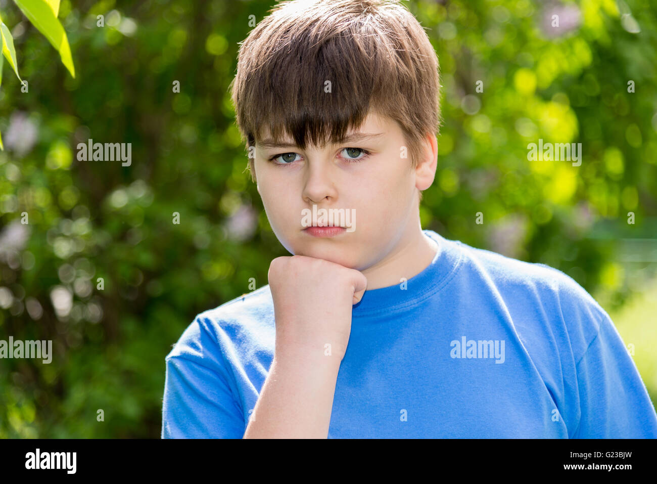 Porträt eines jungen von etwa 12 Jahren im Park Stockfoto