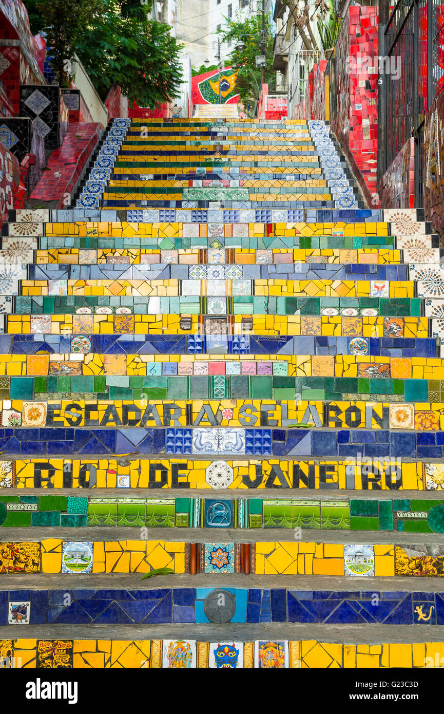 RIO DE JANEIRO - 29. März 2016: Seltener leeren Blick auf bunte Mosaik-Fliesen an den weltberühmten Escadaria Selarón Stufen. Stockfoto