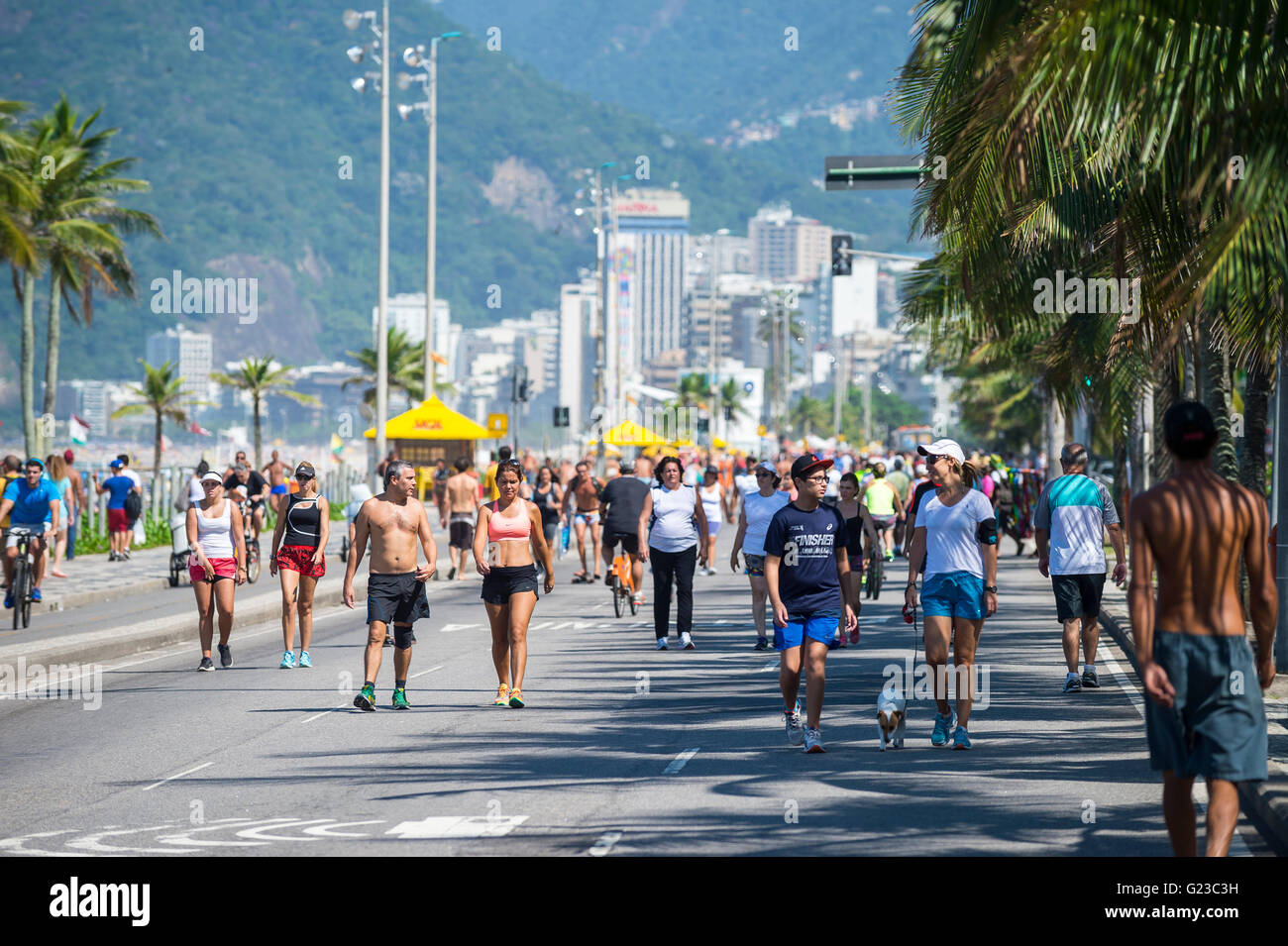 RIO DE JANEIRO - 6. März 2016: Radfahrer die autofreien Strandpromenade Avenida Vieira Souto Straße mit Fußgängern teilen. Stockfoto