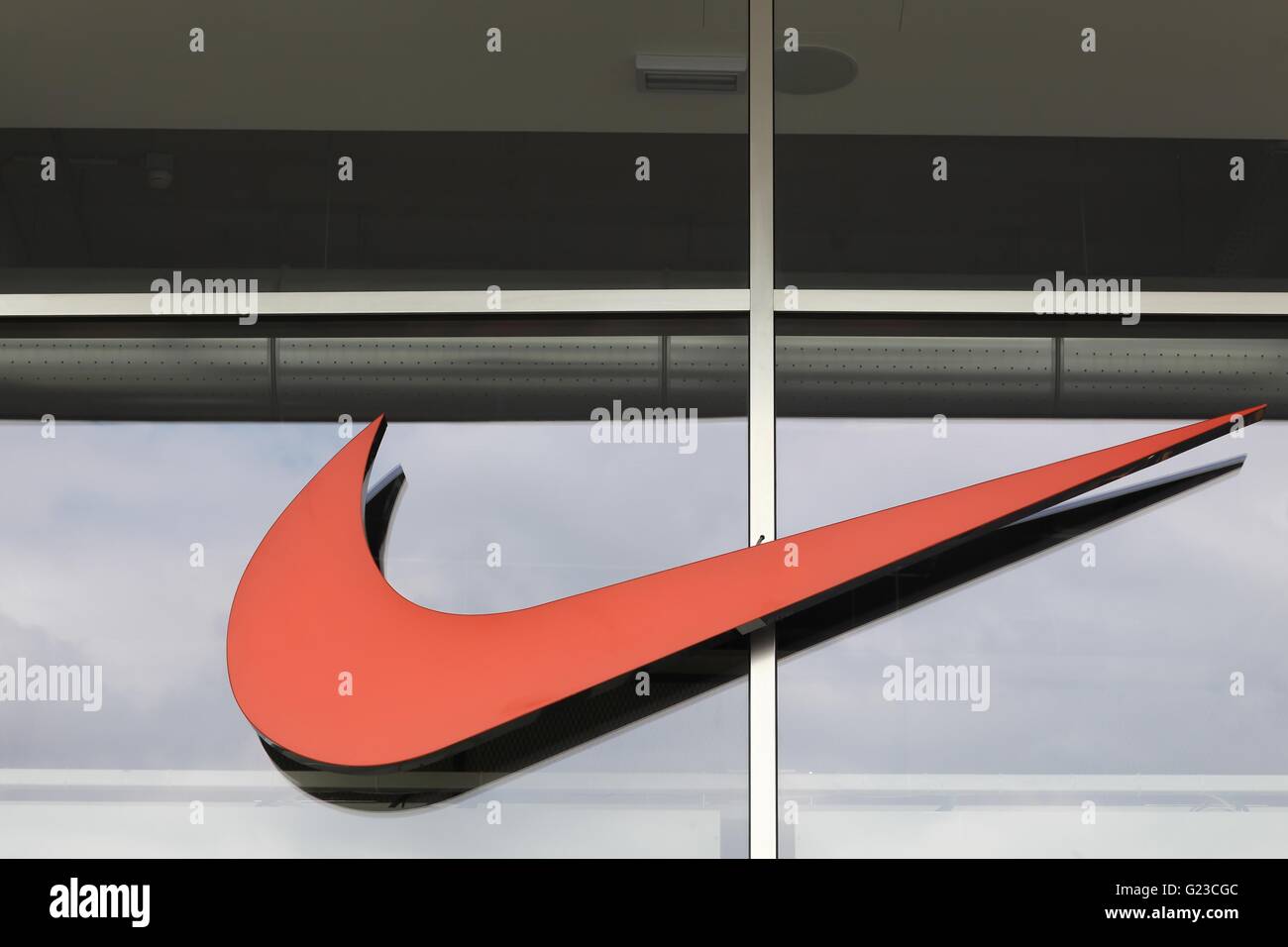 Nike Zeichen auf der Fassade eines Speichers Stockfoto