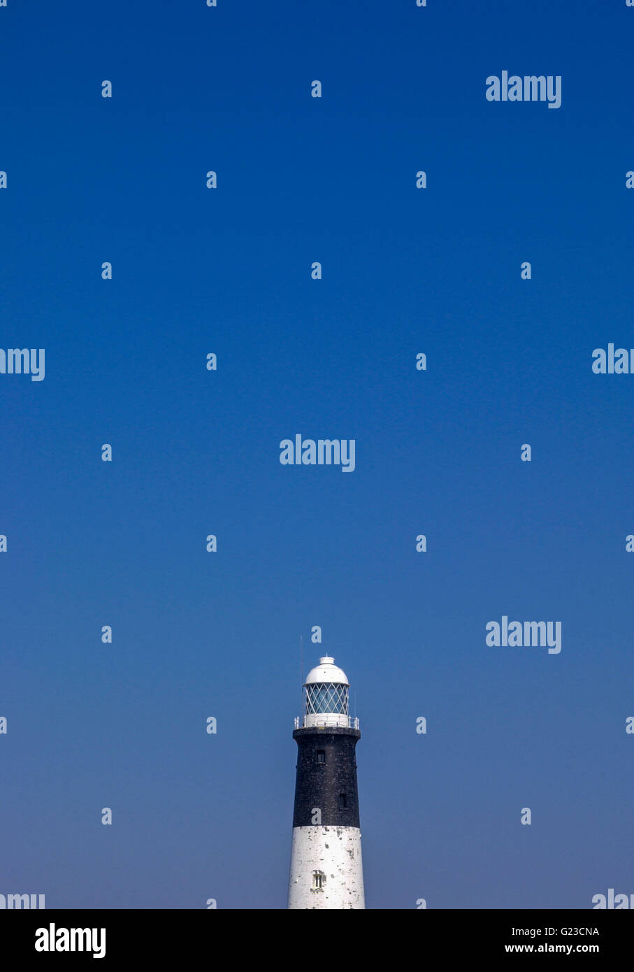 Leuchtturm gegen blauen Himmel Stockfoto